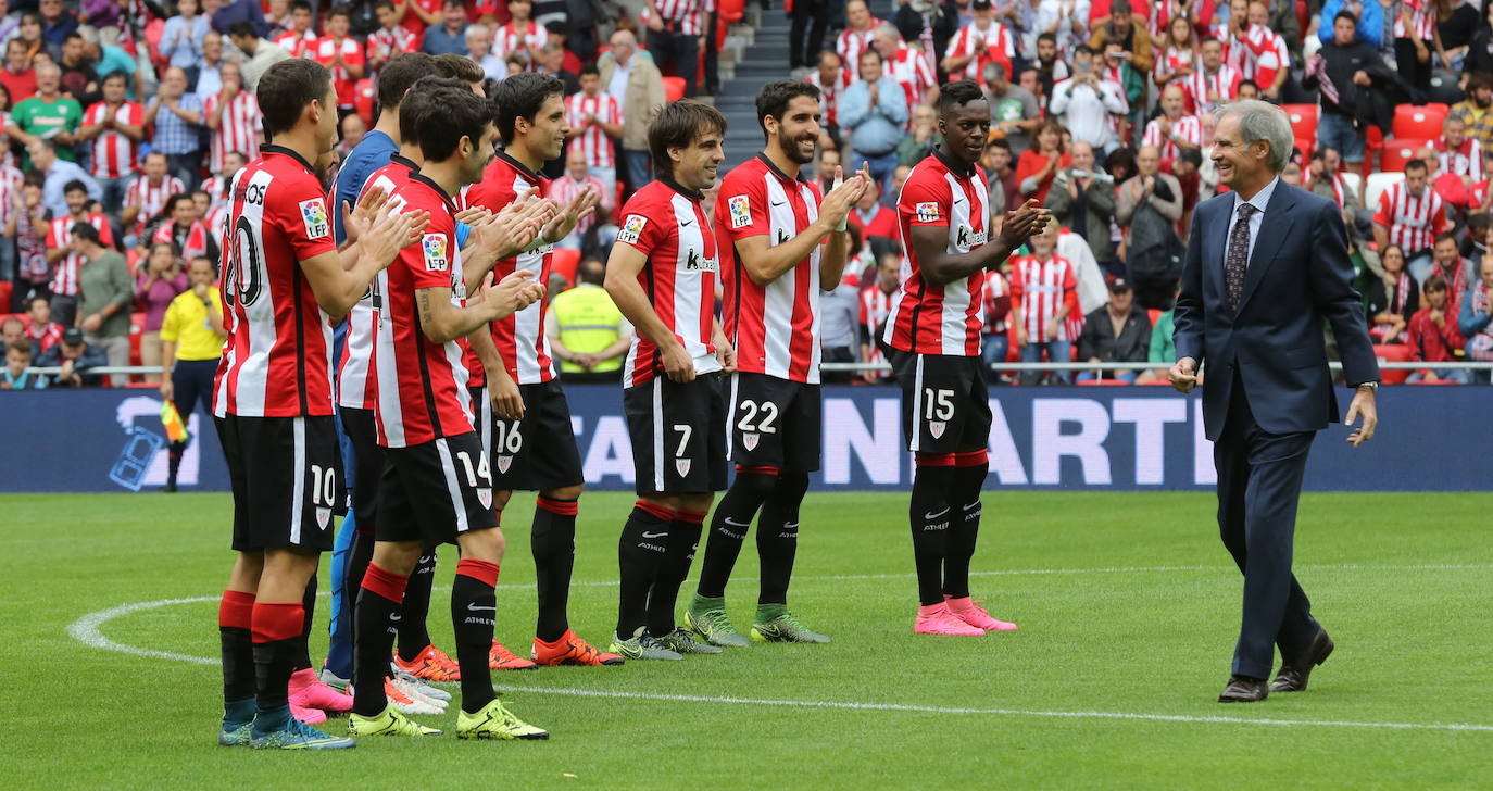Homenaje del Athletic a Txetxu Rojo, en el 50 aniversario de su debut, en 2015.