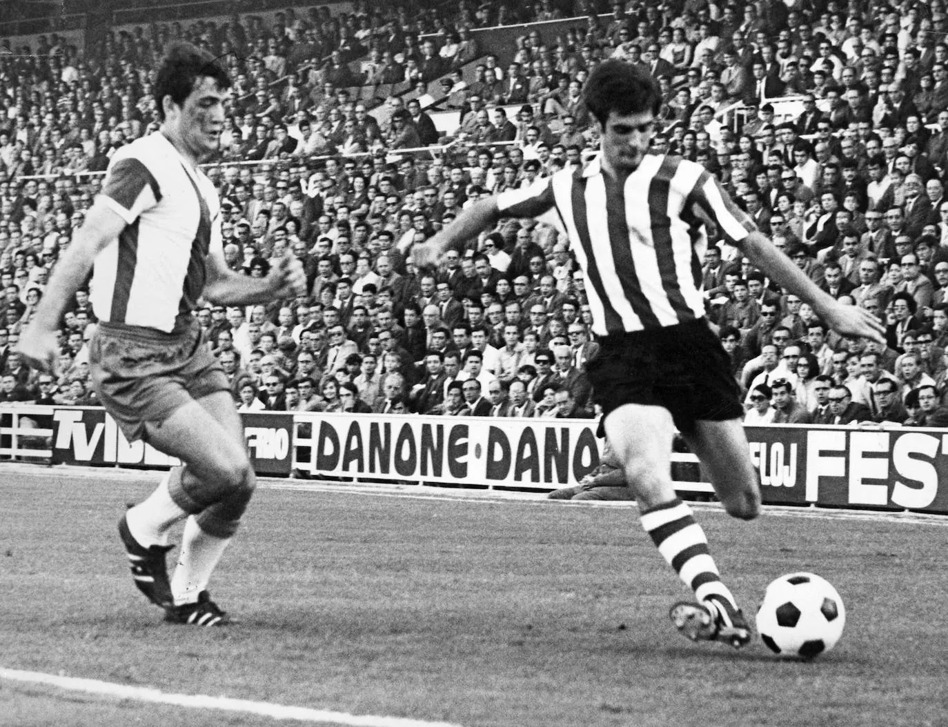 Txetxu Rojo dispara a puerta en presencia de Jesús Glaria, durante el partido de Liga que enfrentó al Español y el Athletic en el estadio de Sarriá, en 1968.
