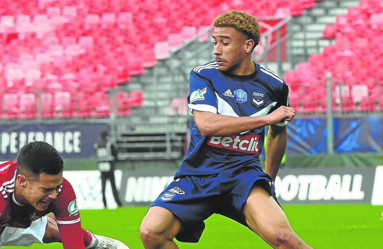 Johaneko, derecha, en su debut con el Girondins en enero de 2022 ante el Brest. 