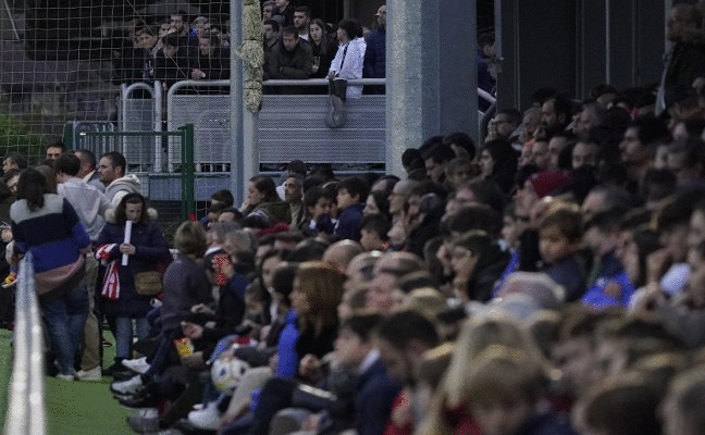 Varios cientos de aficionados asisten al entrenamiento del Athletic en Lezama