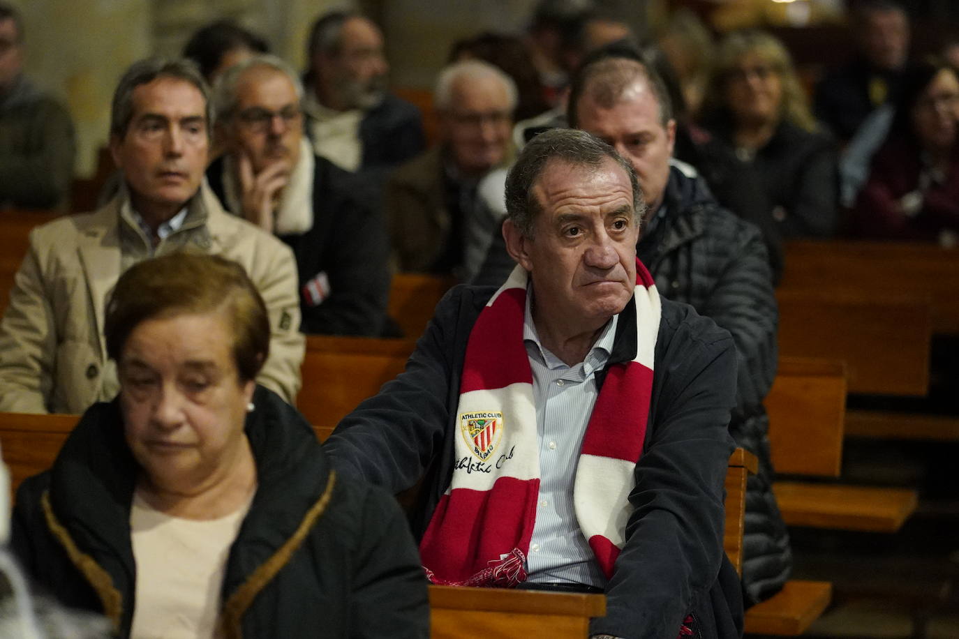 Muchos de sus seguidores han querido despedirle y algunos de ellos han portado bufandas y otro tipo de prendas del Athletic.