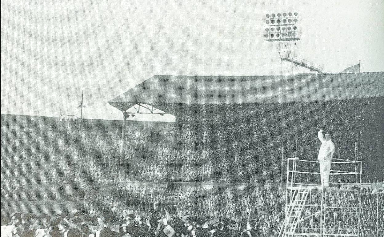 Arthur Caiger dirige los coros de Wembley desde el andamio. 