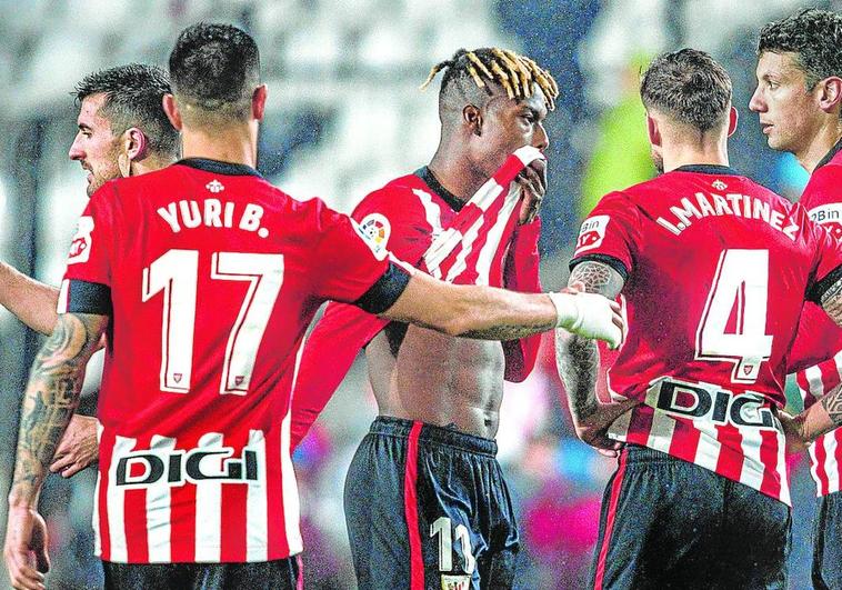 Jugadores del Athletic se saludan después del empate sin goles en Vallecas.