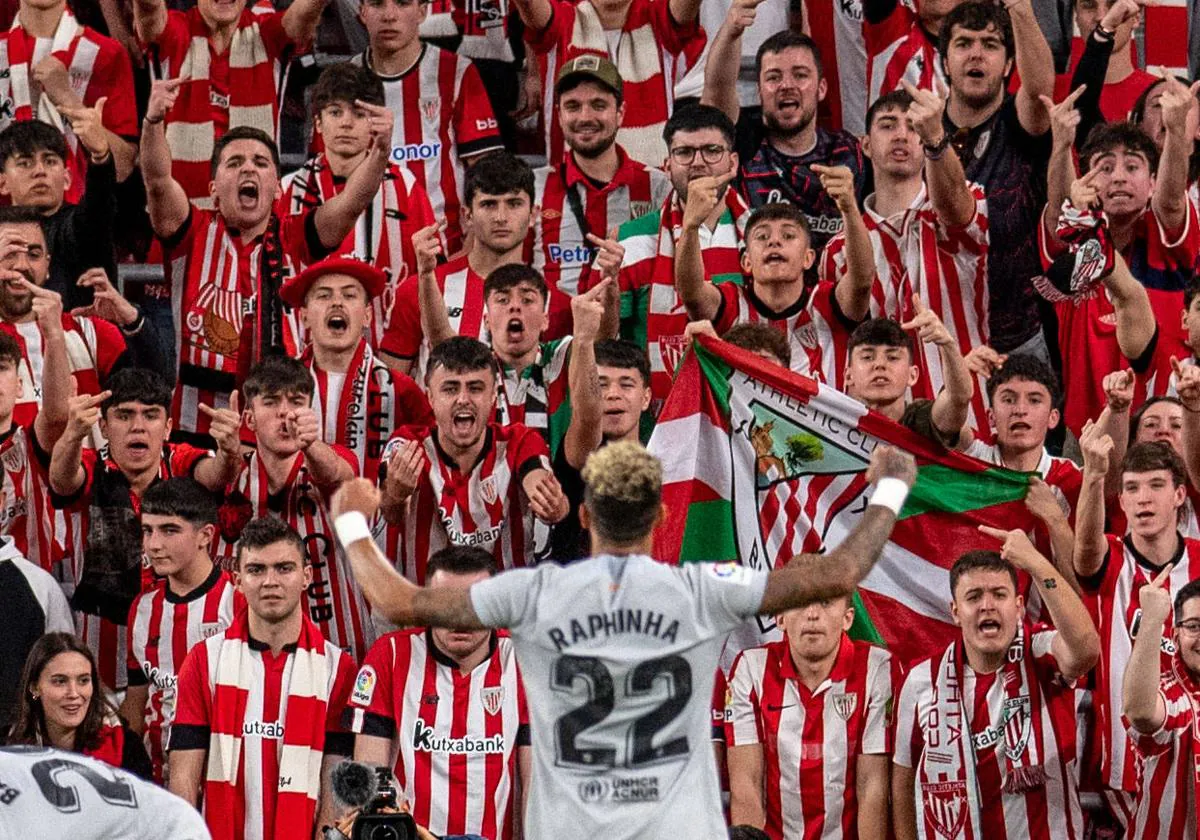 ¿Provocación?. Raphinha se dirigió a los más jovenes hinchas del Athletic en la celebración del gol que supuso la victoria del Barcelona.