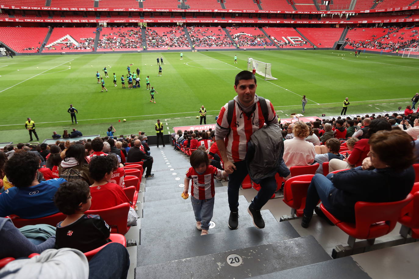 Ánimos para Nico en el entrenamiento del Athletic en San Mamés