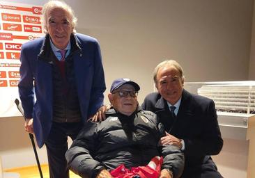 Iribar cumple el sueño de Rafael, el aficionado de 97 años: «Soy el hombre más feliz del mundo»