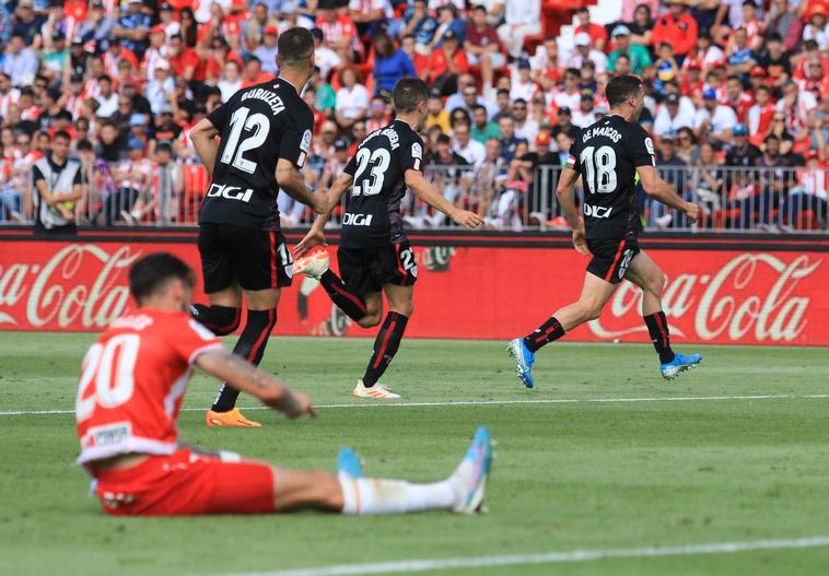 De Marcios celebra su gol en Almería.