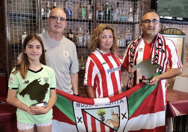 Las peñas de Mallorca dan un trofeo a Nico como «apoyo por los ataques que recibió en las redes»
