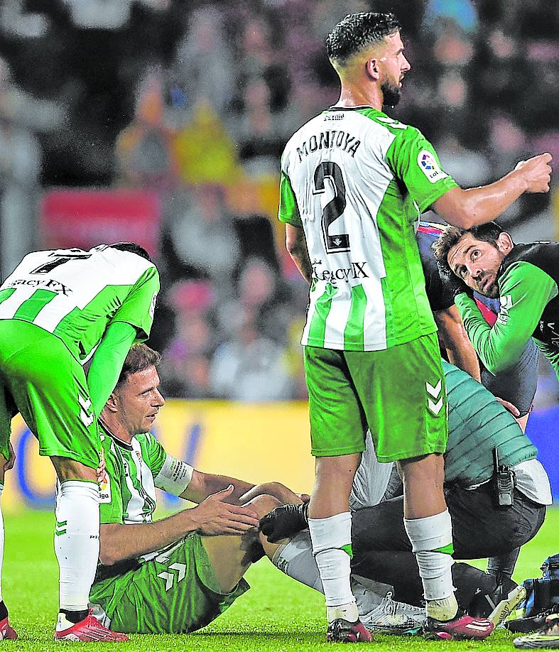 Joaquín, en el suelo, es una de las bajas que ha sufrido el rival del Athletic en el último mes.