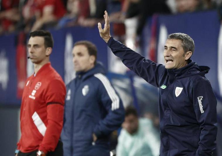 Valverde corrige a sus jugadores en El Sadar.