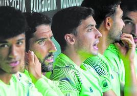Raúl García y Oier Zarraga, en la imagen en el banquillo ante el Elche, acudirán al Bernabéu sin saber si seguirán en el club la próxima temporada.