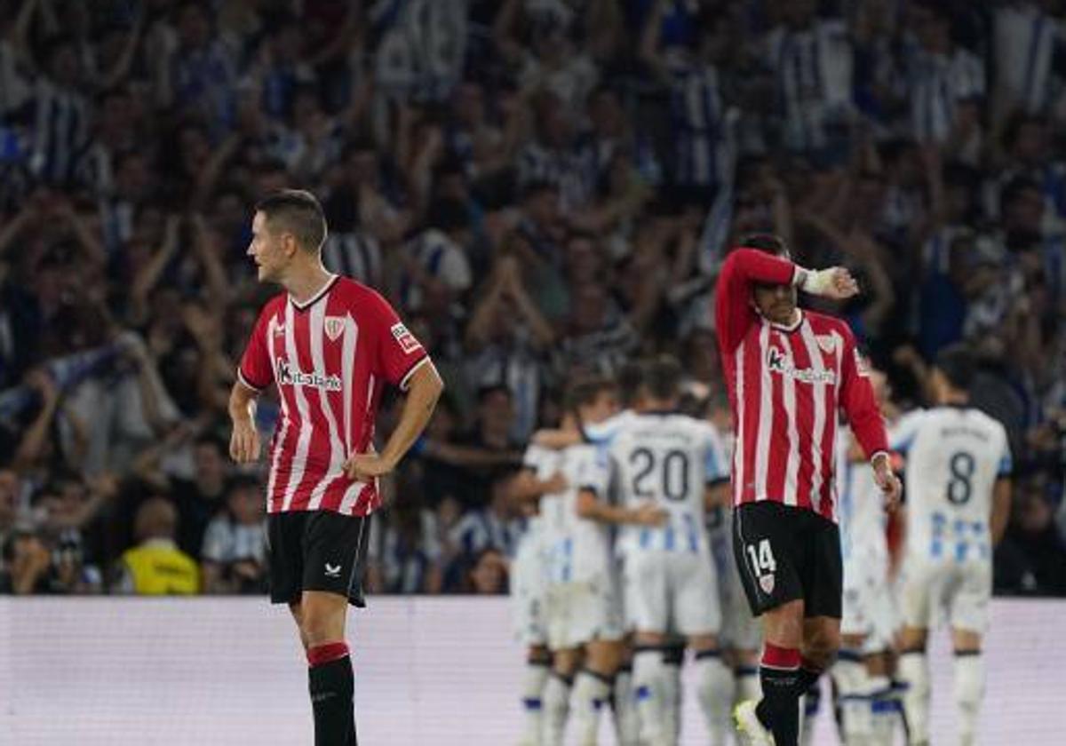 Ander Herrera y Dani García lamentan uno de los goles de la Real Sociedad