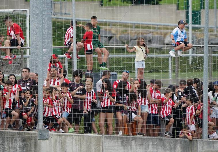Baño de multitudes en Lezama en el primer entrenamiento del nuevo Athletic