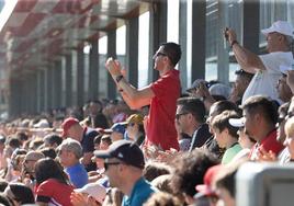 Cerca de 1.500 aficionados animan al Athletic en Lezama