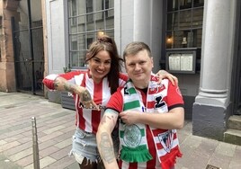 Ainhoa Gómez muestra en Glasgow los tatuajes del United y Athletic de su esposo, Damian Dommett.