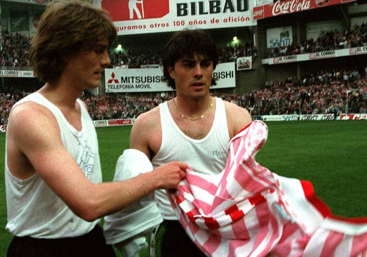 Julen y Jose Felix Guerrero se intercambian sus camisetas al finalizar el encuentro de liga entre el Athletic de Bilbao y el Racing de Santander en 1998.