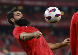 Asier Villalibre se prepara para un partido.