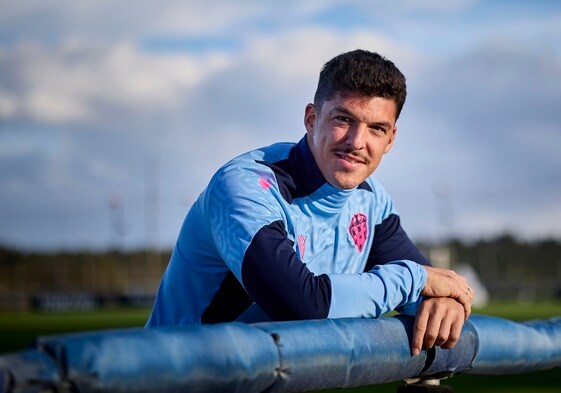 Ander Capa posa en la Ciudad Deportiva del Levante.