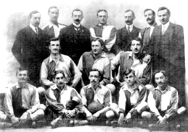 Con el Athletic el 8 de junio de 1909. El noruego es el primero por la izquierda de los jugadores sentados.