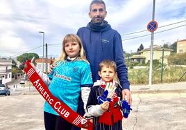 Un niño de Girona cumple su sueño: ya tiene la firma de Unai Simón en su guante