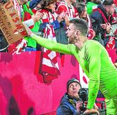 Unai Simón da su camiseta a un aficionado rojiblanco al finalizar el encuentro de Montilivi