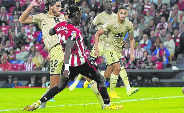 Nico Williams busca la portería del Almería en un partido que el Athletic cerró con goleada en San Mamés (4-0). 