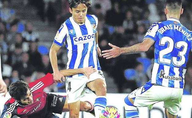 Kubo trata de conectar con Méndez en el partido ante Osasuna. 