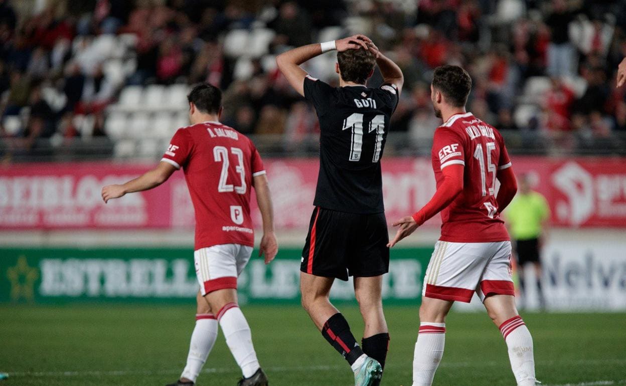 El Bilbao Athletic encadena trece partidos sin ganar al perder por 2-1 contra el Real Murcia 