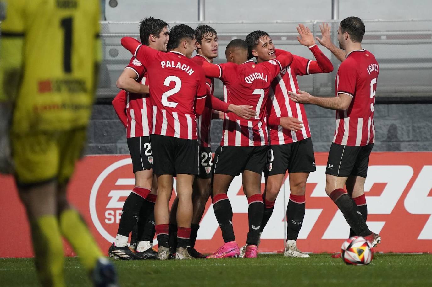 Los jugadores del Bilbao Athletic celebran el gol marcado por Iñigo López en el descuento.