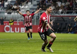 Aingeru Olabarrieta celebra un gol durante esta temporada en el Bilbao Athletic.