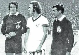Beckenbauer, en La Catedral junto al árbitro Guruceta (izquierda).