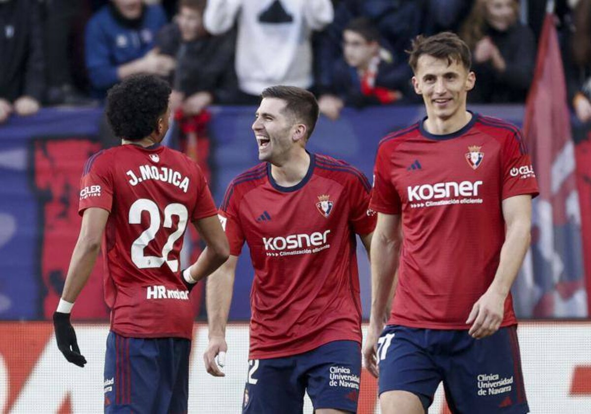 Areso, en el centro, celebra su gol con Mojica y Budimir.