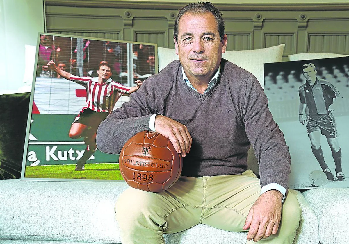 Xabier Eskurza en su oficina con fotos de sus tiempos de jugador del Athletic y del Barcelona.