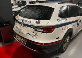 Causan destrozos a uno de los coches de la Ertzaintza que acompañaban al Athletic