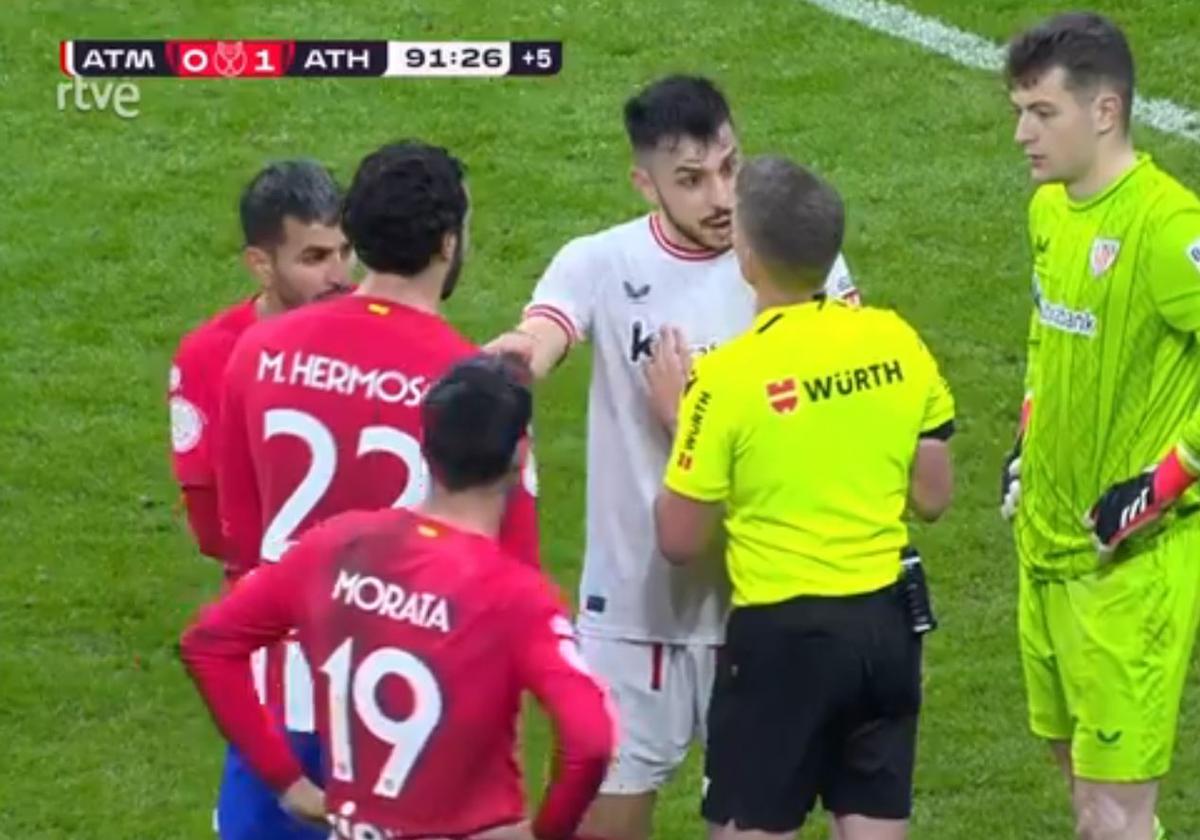 Así salvó el VAR al Athletic: anula un penalti en el descuento por fuera de juego de Morata