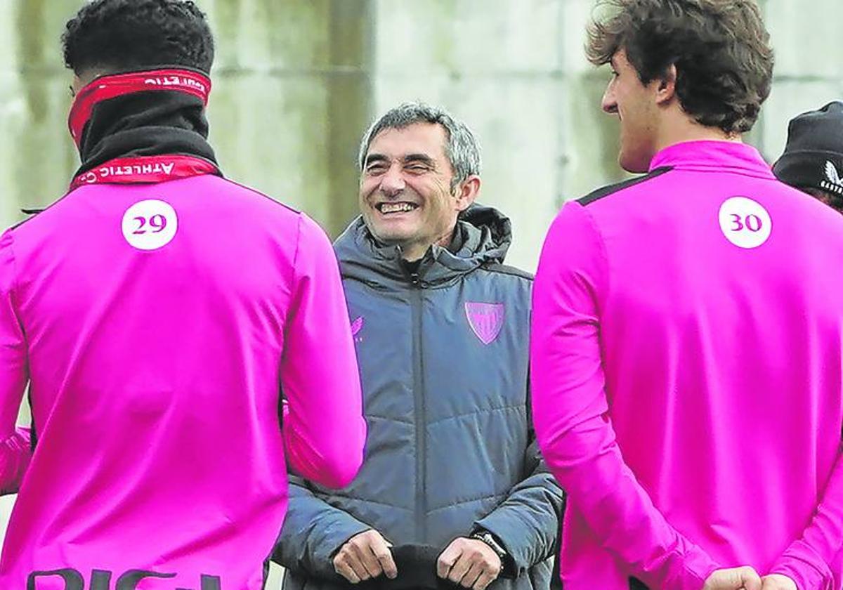 Ernesto Valverde ríe durante el entrenamiento de ayer