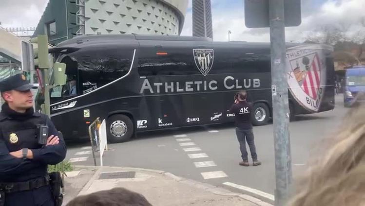 El autobús del Athletic, recibido con abucheos