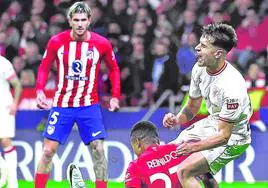 Beñat Prados es objeto de penalti en el Metropolitano que Berenguer convirtió en el gol de la victoria.