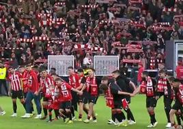 El hijo de Muniain se une a la celebración con los jugadores del Athletic