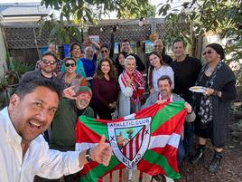 Guillermo, con el gorro del Athletic, y sus amigos celebran el pase a la final en su casa del barrio de Marvista (Los Angeles)