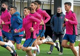 Valverde sigue las evoluciones de sus jugadores en uno de los últimos entrenamientos de la semana.