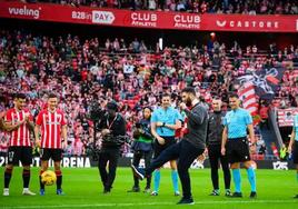 Jon Rahm realizó el saque de honor en el Athletic-Atlético el día del 125 aniversario.