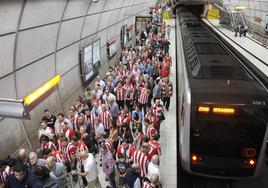 Aficionados del Athletic salen del metro en una fotografía de archivo.