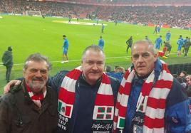 Luis Betancourt, el primero por la izquierda, viajó con unos amigos a Bilbao para ver la semifinal contra el Atlético de Madrid.