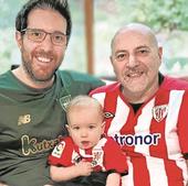Alesander, su aita José Luis y su hijo Silas, vestidos del Athletic.