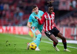 Nico Williams junto a Giovanni González en el partido entre el Athletic y el Mallorca en San Mamés.