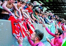 Gorka Guruzeta y Raúl García firman autógrafos a jóvenes athleticzales tras un entrenamiento a puerta abierta en Lezama.