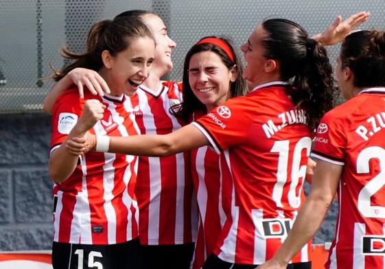 Jugadoras del Athletic festejan el tempranero gol de Pinedo.