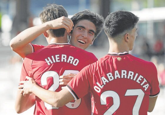 Los jugadores rojiblancos felicitan a Hierro, autor del cuarto gol en Lezama contra el Náxara