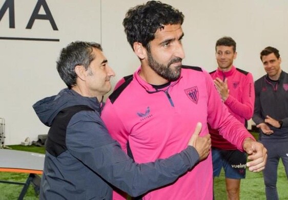 Valverde abraza a Raúl García al anunciar su retirada del fútbol.
